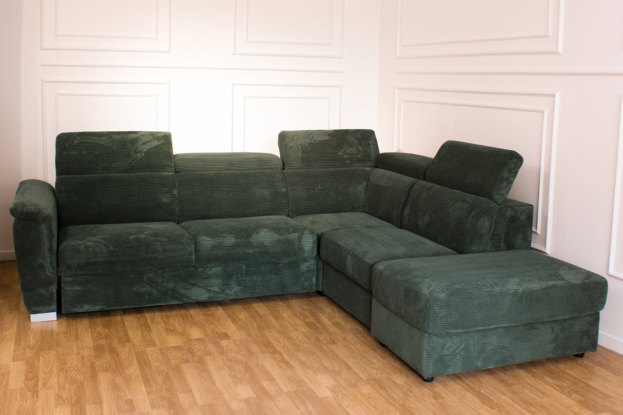 Divano angolare Monaco con letto estraibile a delfino, poggiatesta reclinabili, pouf contenitore e opzione poltrona reclinabile. Comfort e design per il soggiorno.