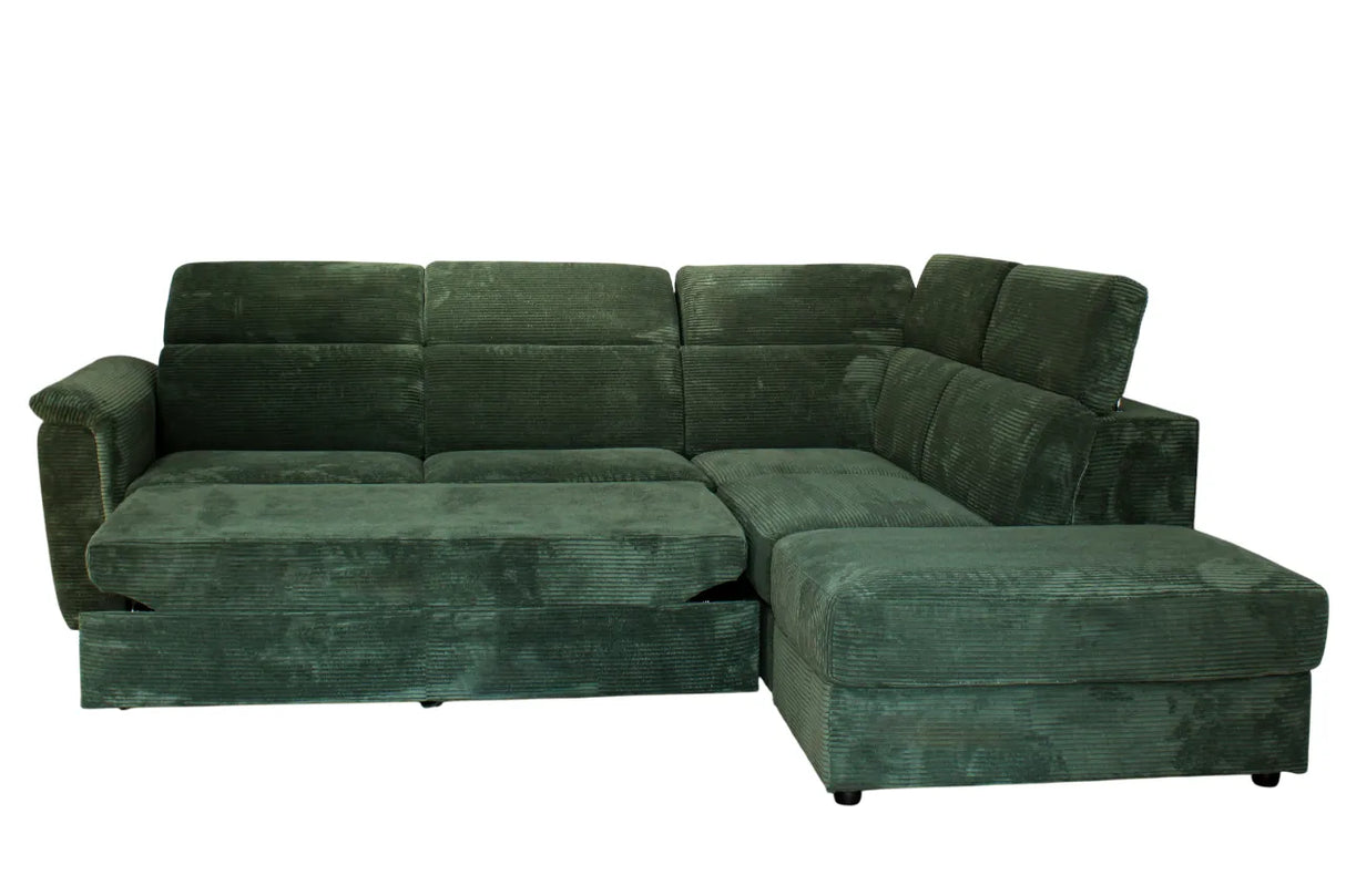 Divano angolare Monaco con letto estraibile a delfino, poggiatesta reclinabili, pouf contenitore e opzione poltrona reclinabile. Comfort e design per il soggiorno.