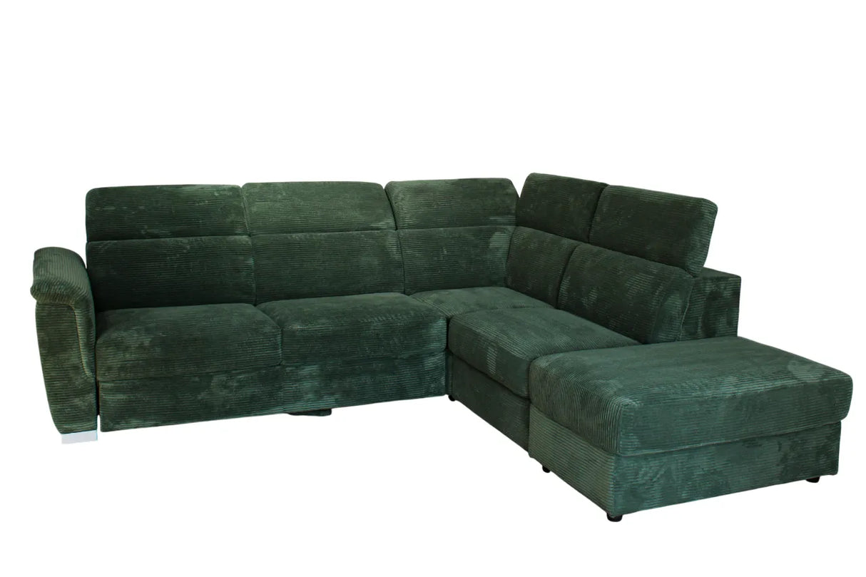 Divano angolare Monaco con letto estraibile a delfino, poggiatesta reclinabili, pouf contenitore e opzione poltrona reclinabile. Comfort e design per il soggiorno.