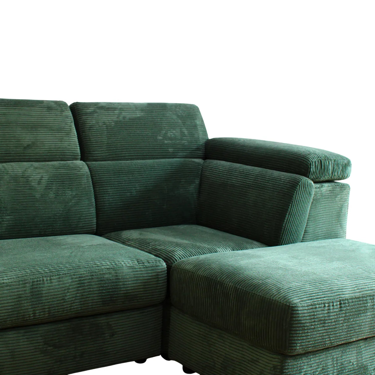 Divano angolare Monaco con letto estraibile a delfino, poggiatesta reclinabili, pouf contenitore e opzione poltrona reclinabile. Comfort e design per il soggiorno.