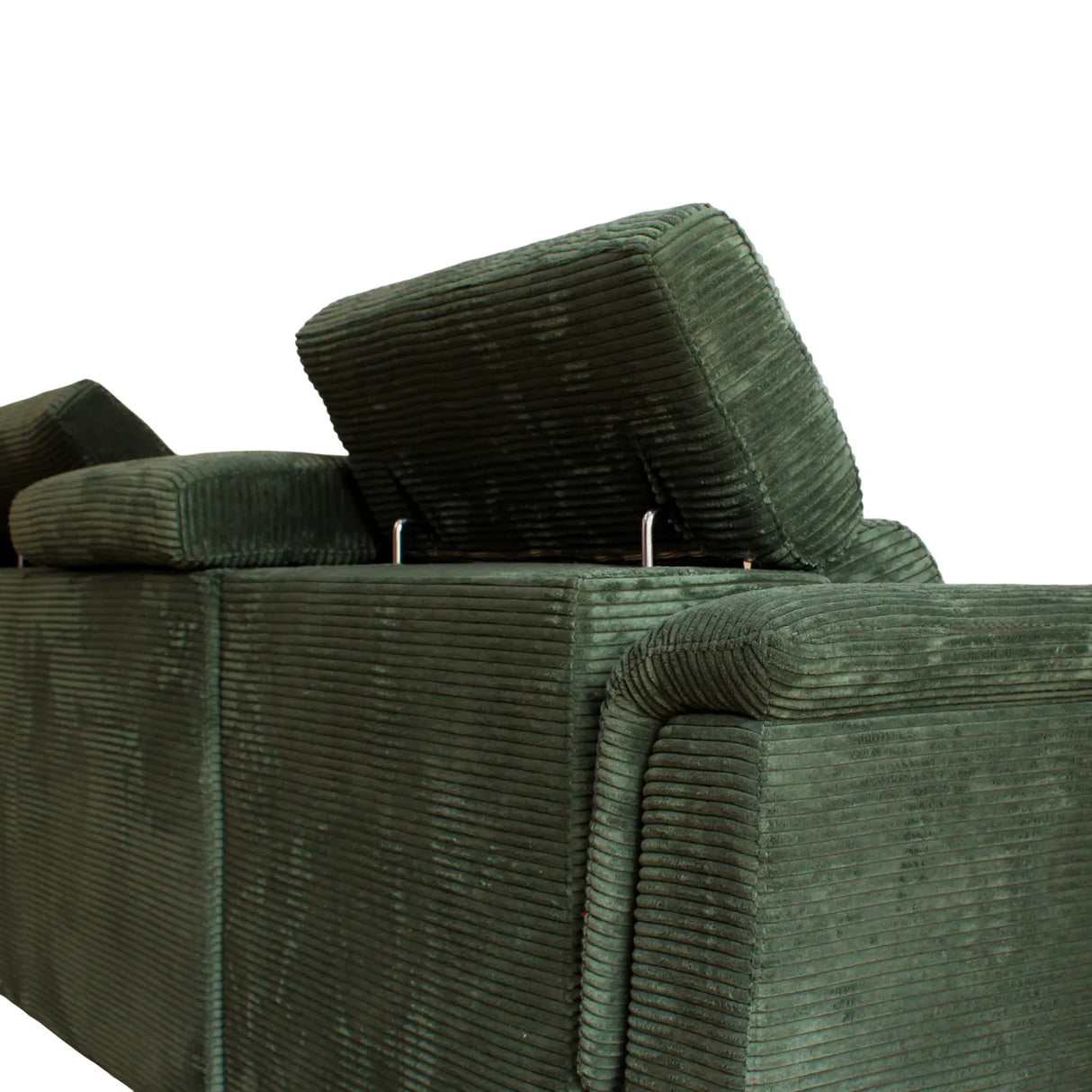 Divano angolare Monaco con letto estraibile a delfino, poggiatesta reclinabili, pouf contenitore e opzione poltrona reclinabile. Comfort e design per il soggiorno.