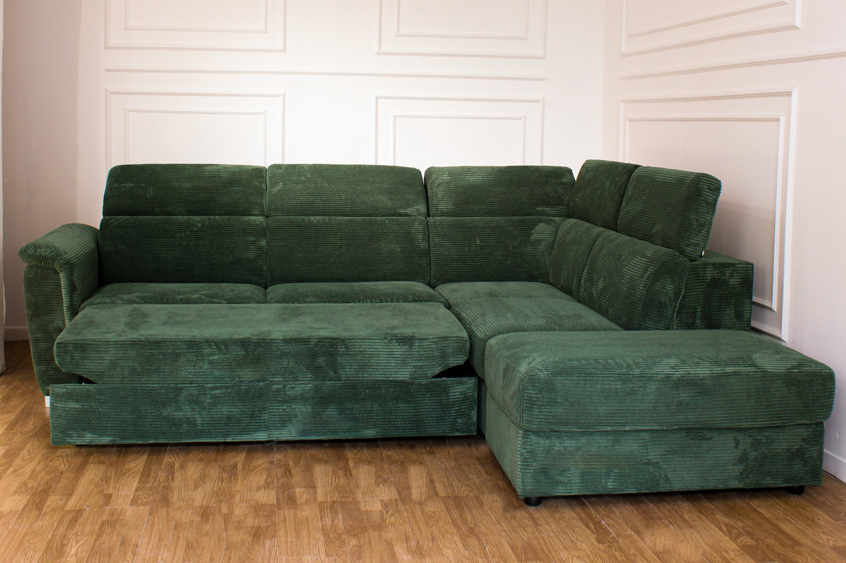 Divano angolare Monaco con letto estraibile a delfino, poggiatesta reclinabili, pouf contenitore e opzione poltrona reclinabile. Comfort e design per il soggiorno.