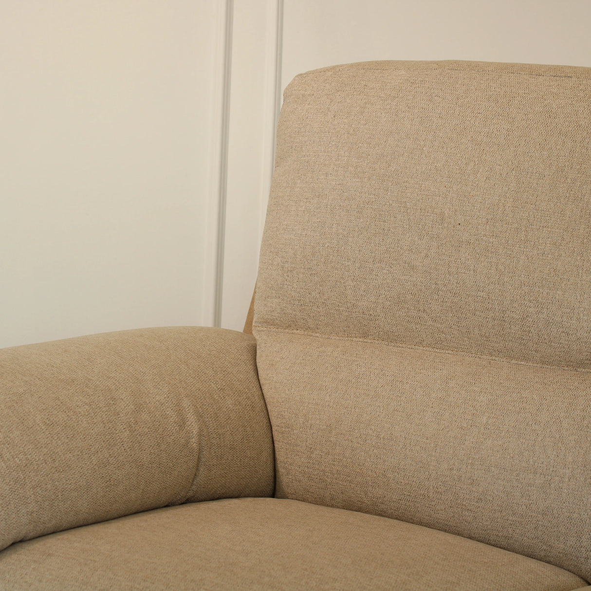 Divano Hilton 2 posti con rivestimento scrivibile, imbottitura confortevole e piedini in metallo. Design elegante e innovativo per ogni soggiorno.