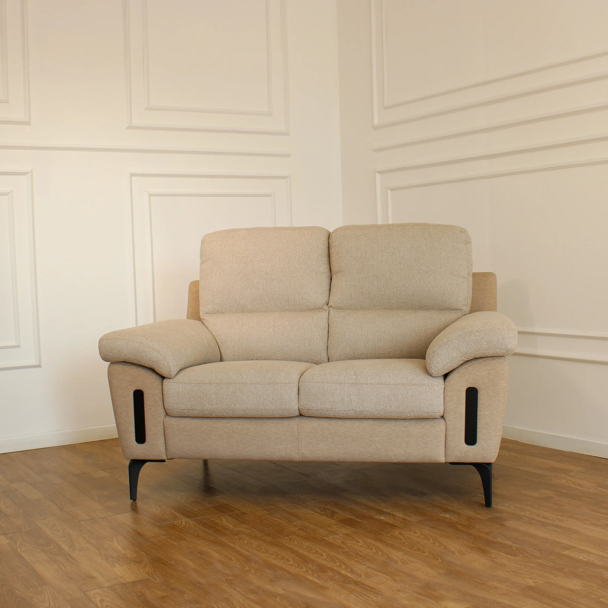 Divano Hilton 2 posti con rivestimento scrivibile, imbottitura confortevole e piedini in metallo. Design elegante e innovativo per ogni soggiorno.