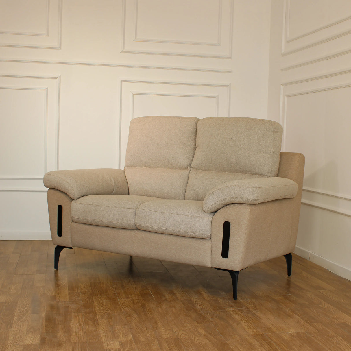 Divano Hilton 2 posti con rivestimento scrivibile, imbottitura confortevole e piedini in metallo. Design elegante e innovativo per ogni soggiorno.