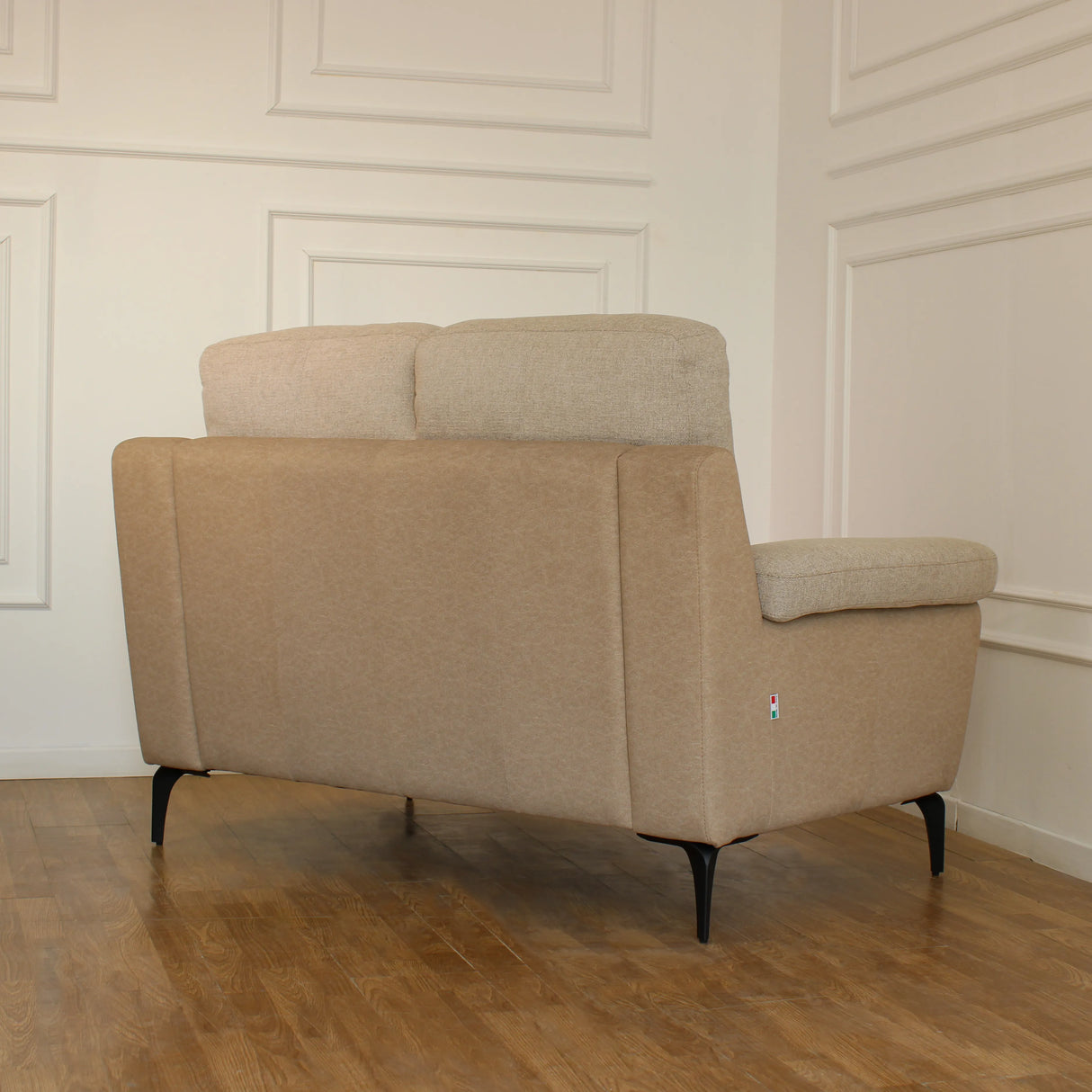 Divano Hilton 2 posti con rivestimento scrivibile, imbottitura confortevole e piedini in metallo. Design elegante e innovativo per ogni soggiorno.