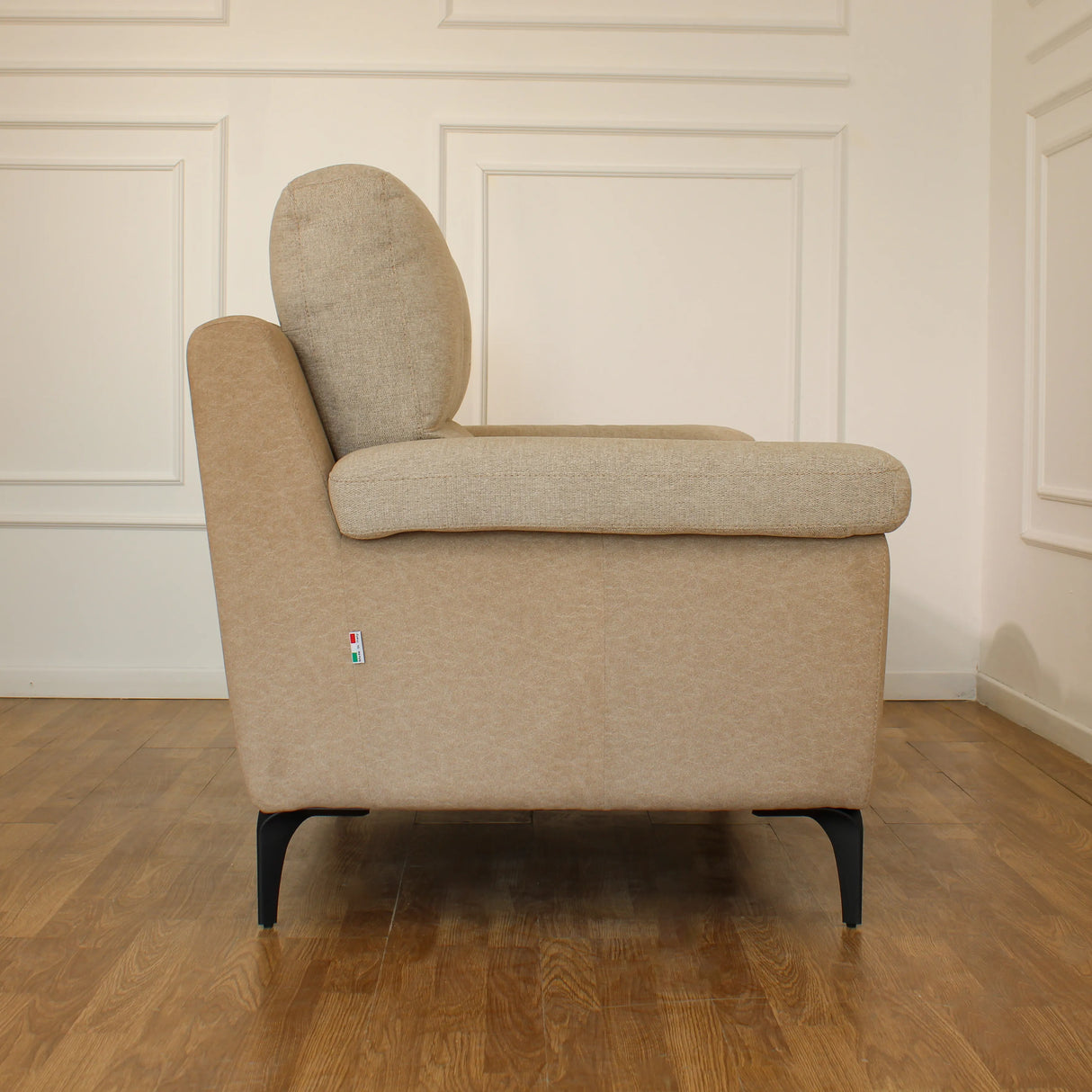 Divano Hilton 2 posti con rivestimento scrivibile, imbottitura confortevole e piedini in metallo. Design elegante e innovativo per ogni soggiorno