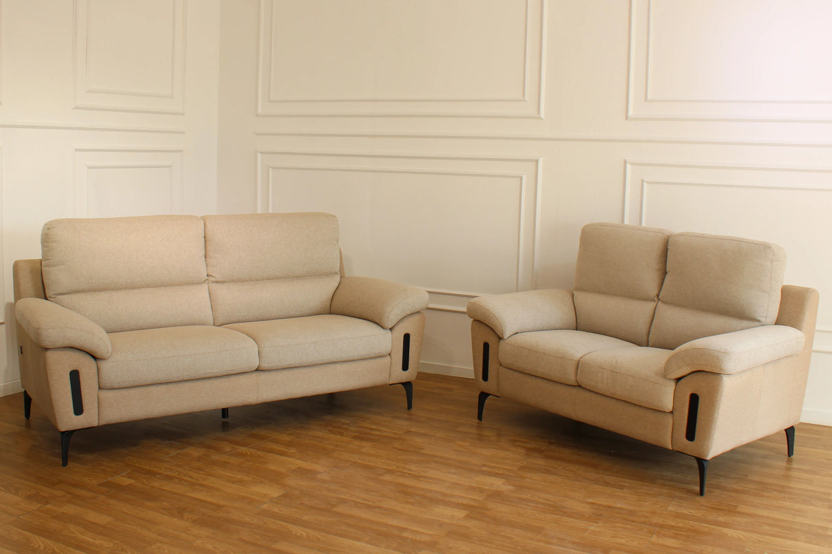 Divano Hilton 2 posti con rivestimento scrivibile, imbottitura confortevole e piedini in metallo. Design elegante e innovativo per ogni soggiorno.