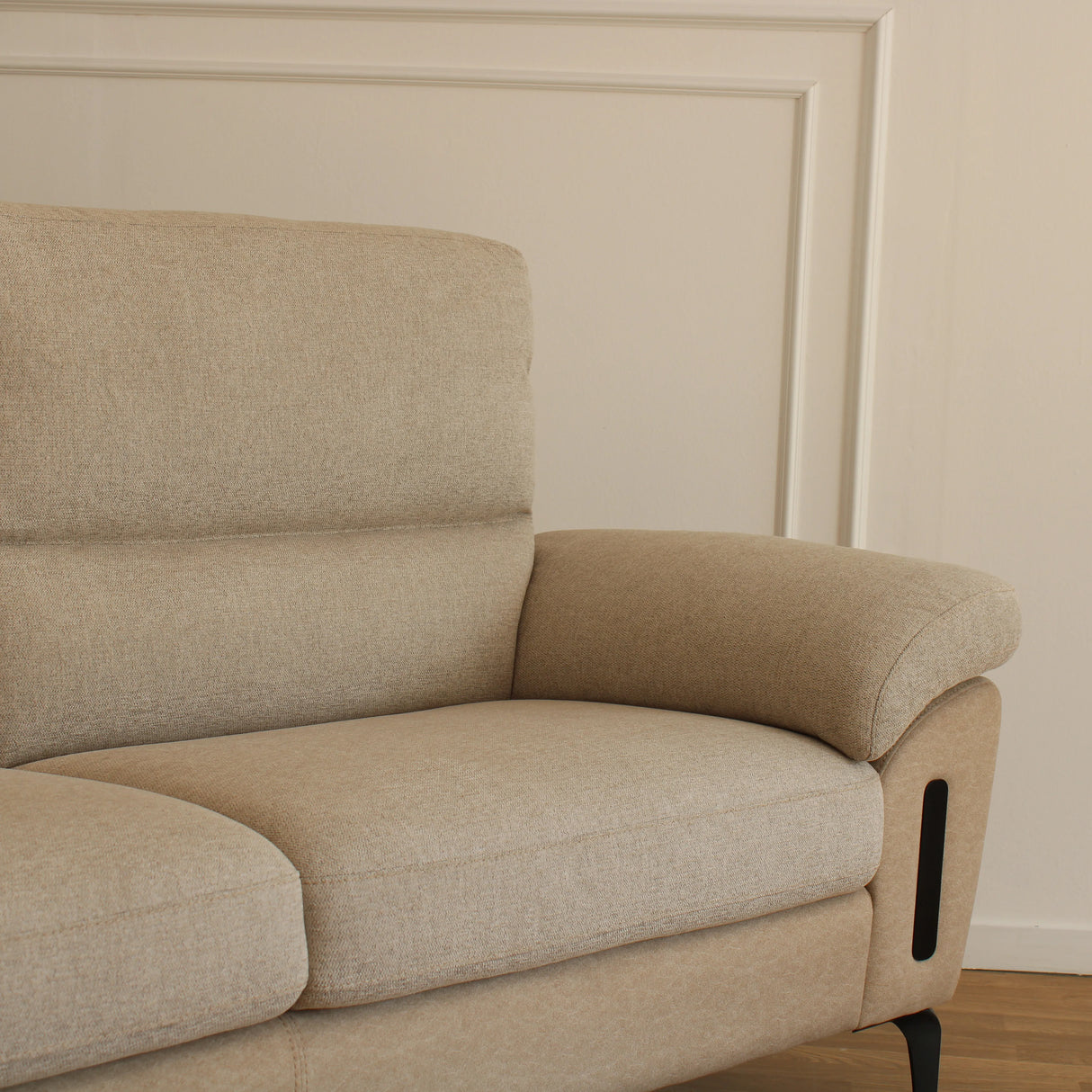 Divano Hilton 3 posti con rivestimento scrivibile, imbottitura confortevole e piedini in metallo. Eleganza e innovazione per il tuo soggiorno.