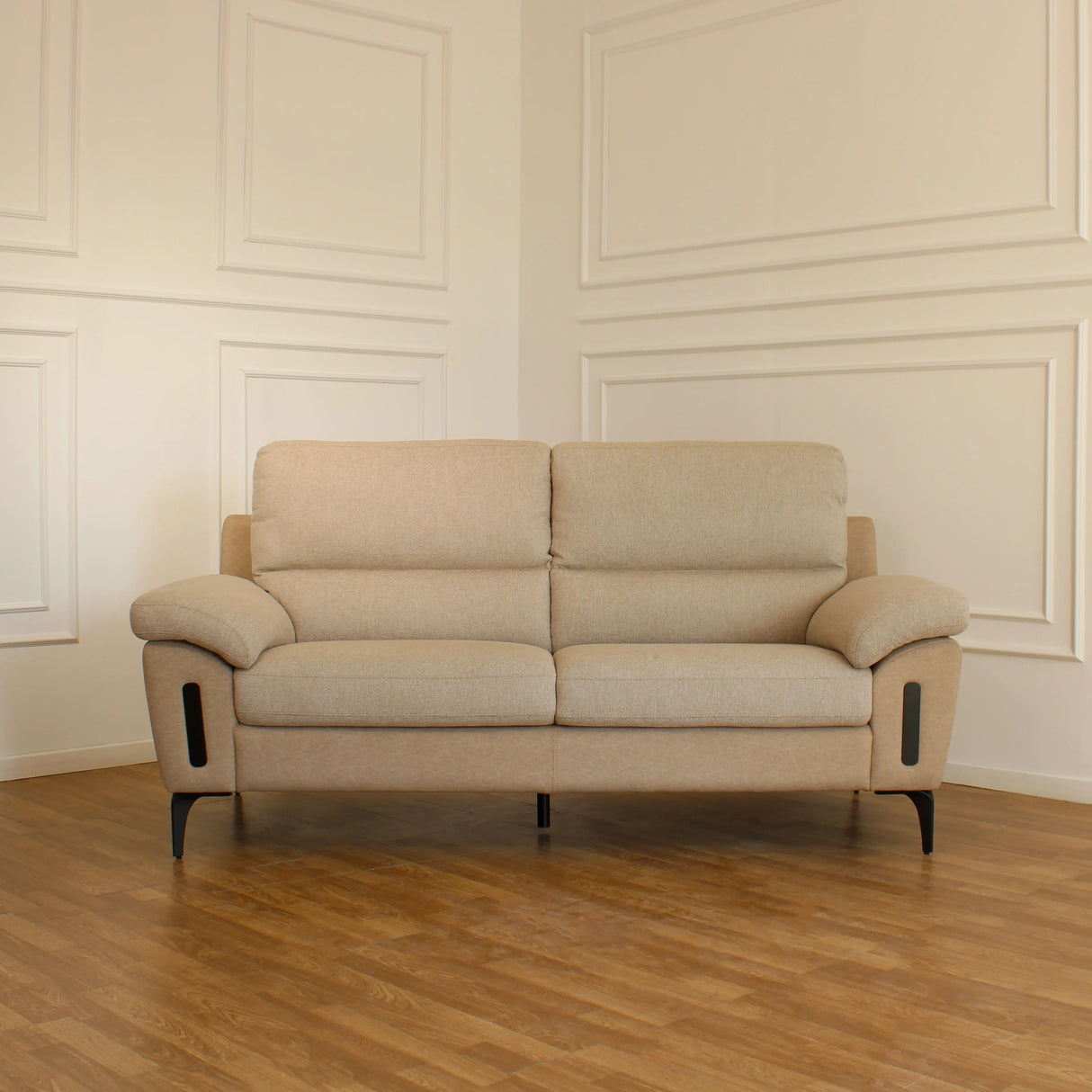 Divano Hilton 3 posti con rivestimento scrivibile, imbottitura confortevole e piedini in metallo. Eleganza e innovazione per il tuo soggiorno.