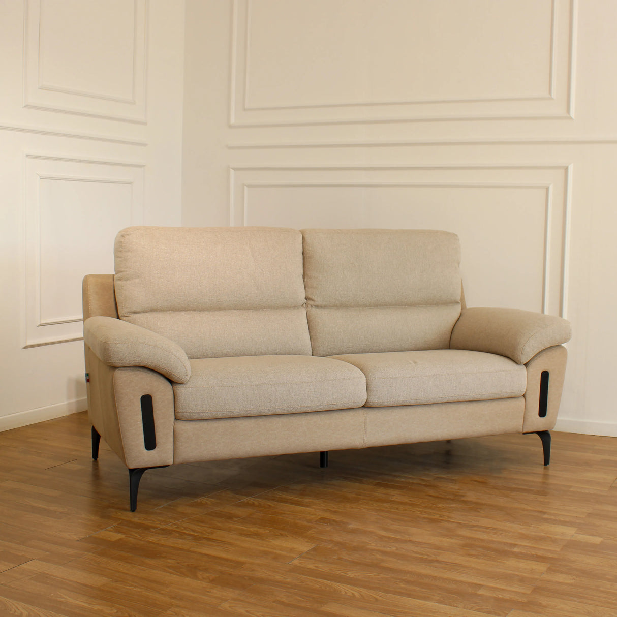 Divano Hilton 3 posti con rivestimento scrivibile, imbottitura confortevole e piedini in metallo. Eleganza e innovazione per il tuo soggiorno.