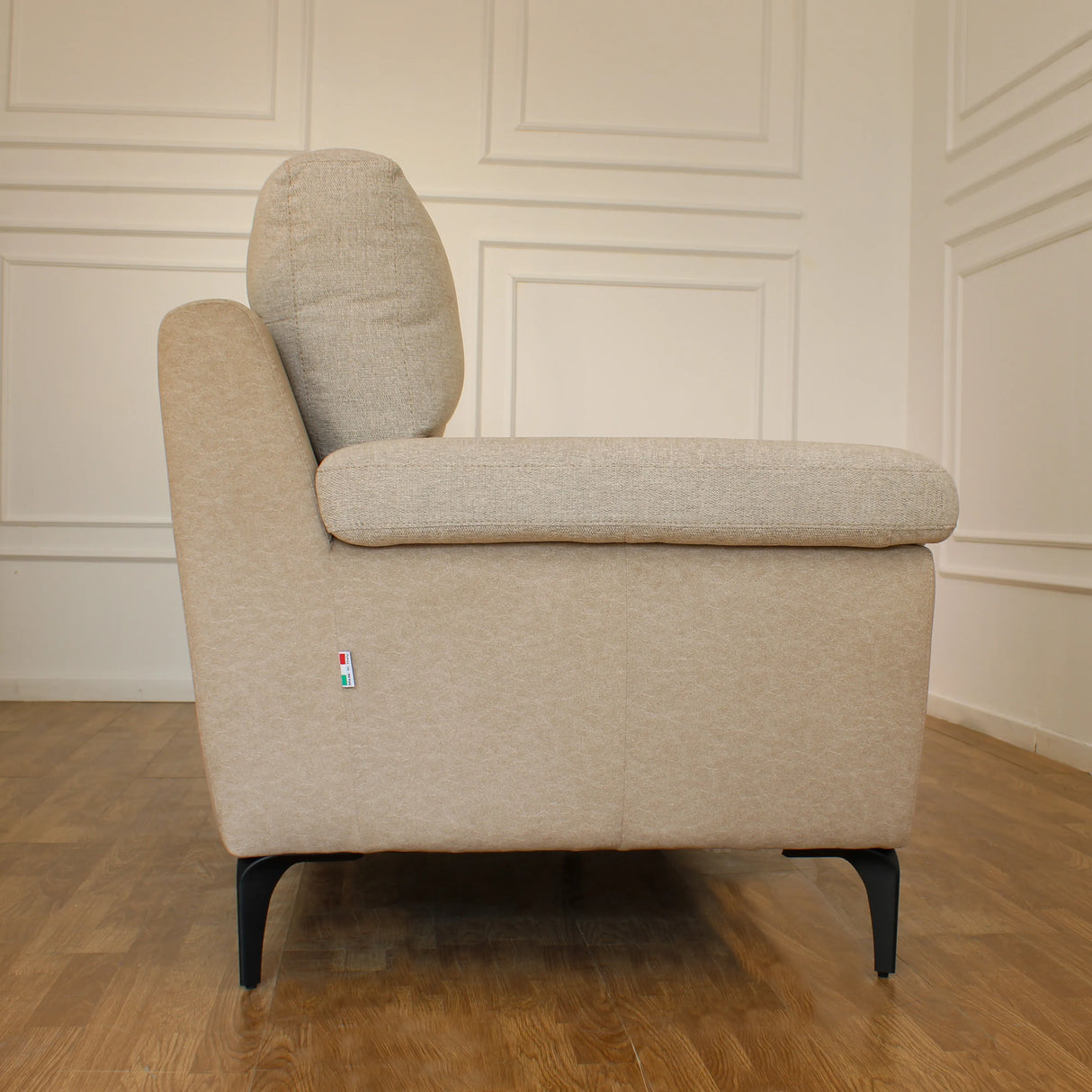 Divano Hilton 3 posti con rivestimento scrivibile, imbottitura confortevole e piedini in metallo. Eleganza e innovazione per il tuo soggiorno.