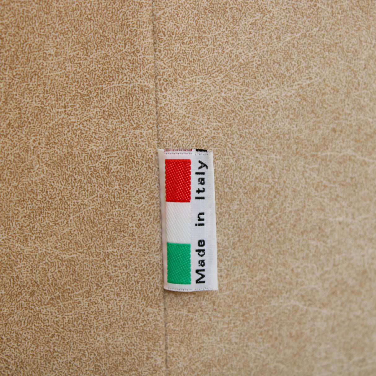 Divano Hilton 3 posti con rivestimento scrivibile, imbottitura confortevole e piedini in metallo. Eleganza e innovazione per il tuo soggiorno.