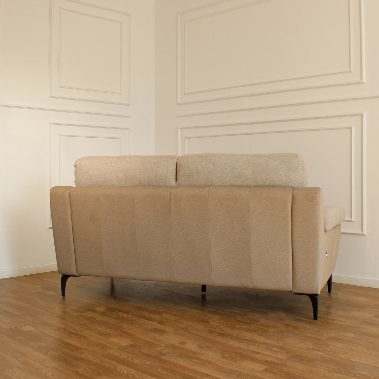 Divano Hilton 3 posti con rivestimento scrivibile, imbottitura confortevole e piedini in metallo. Eleganza e innovazione per il tuo soggiorno.