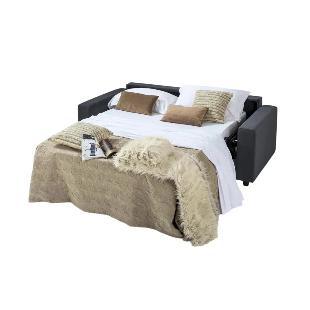 Divano letto in tessuto disponibile in vari colori con materasso alto, rete elettrosaldata, apertura a ribalta, struttura in metallo resistente e vano portacuscini integrato.