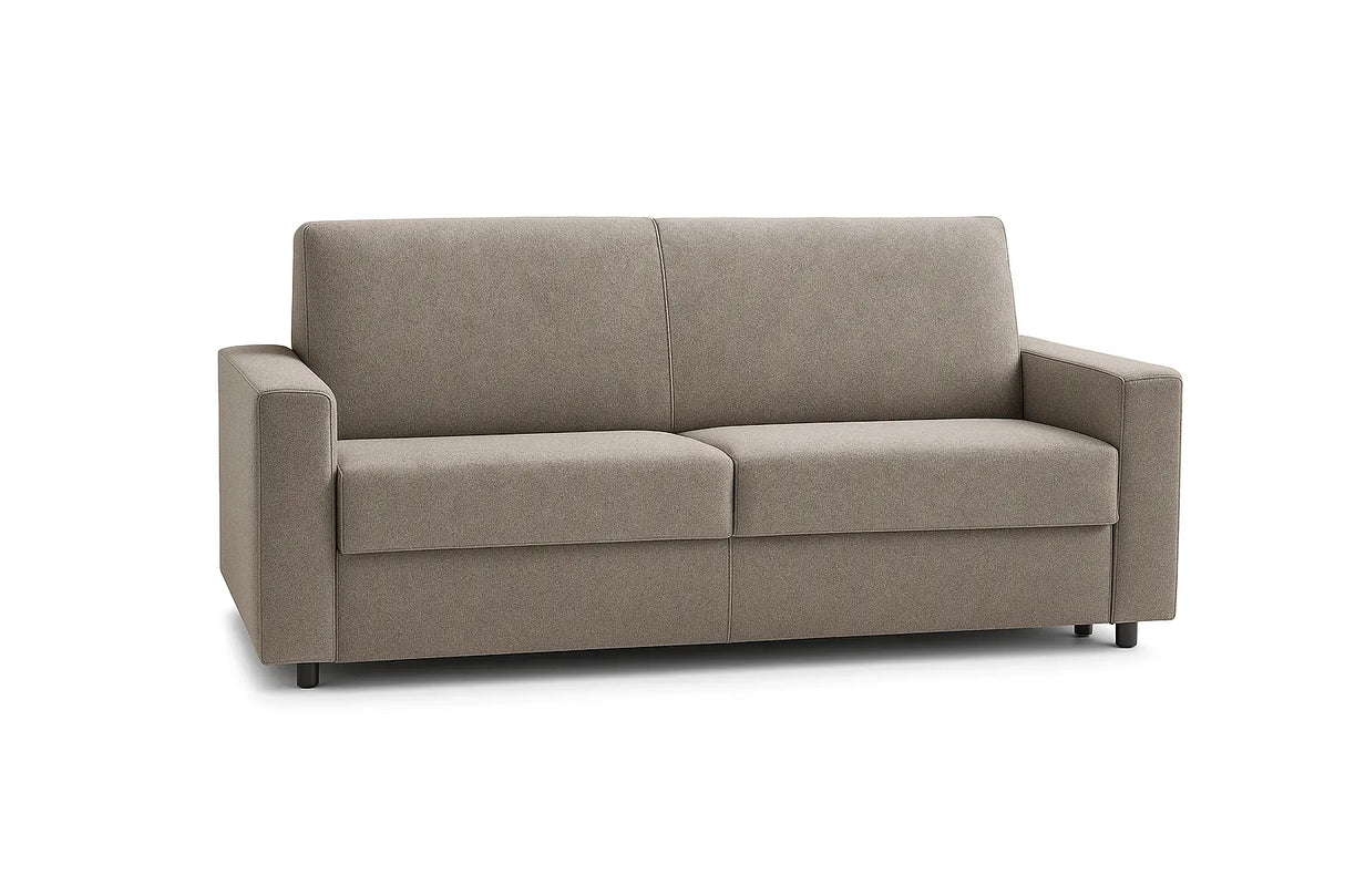 Divano letto 3 posti in tessuto con rete elettrosaldata, apertura a ribalta, maniglia estraibile e vano porta cuscini integrato.