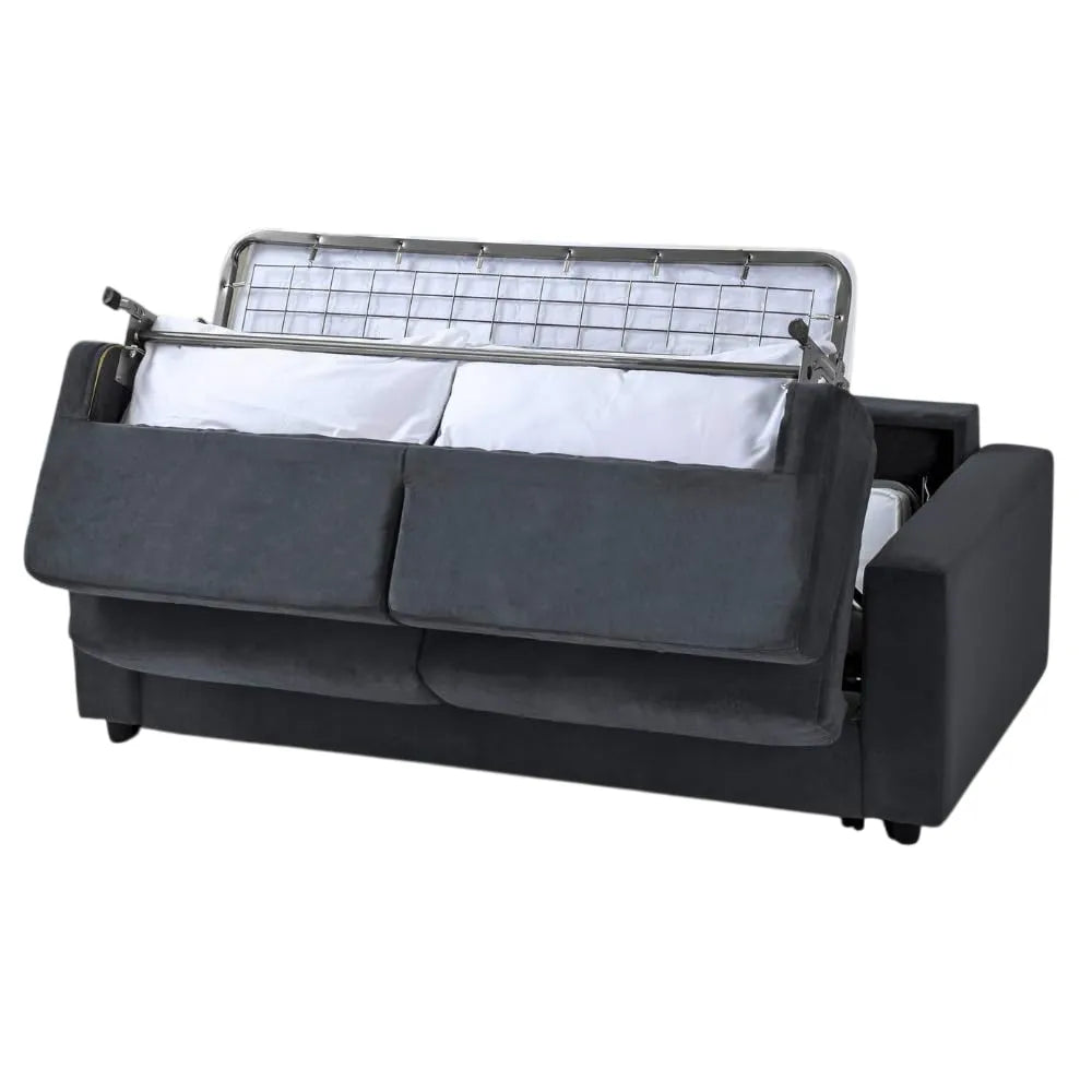 Divano letto in tessuto disponibile in vari colori con materasso alto, rete elettrosaldata, apertura a ribalta, struttura in metallo resistente e vano portacuscini integrato.