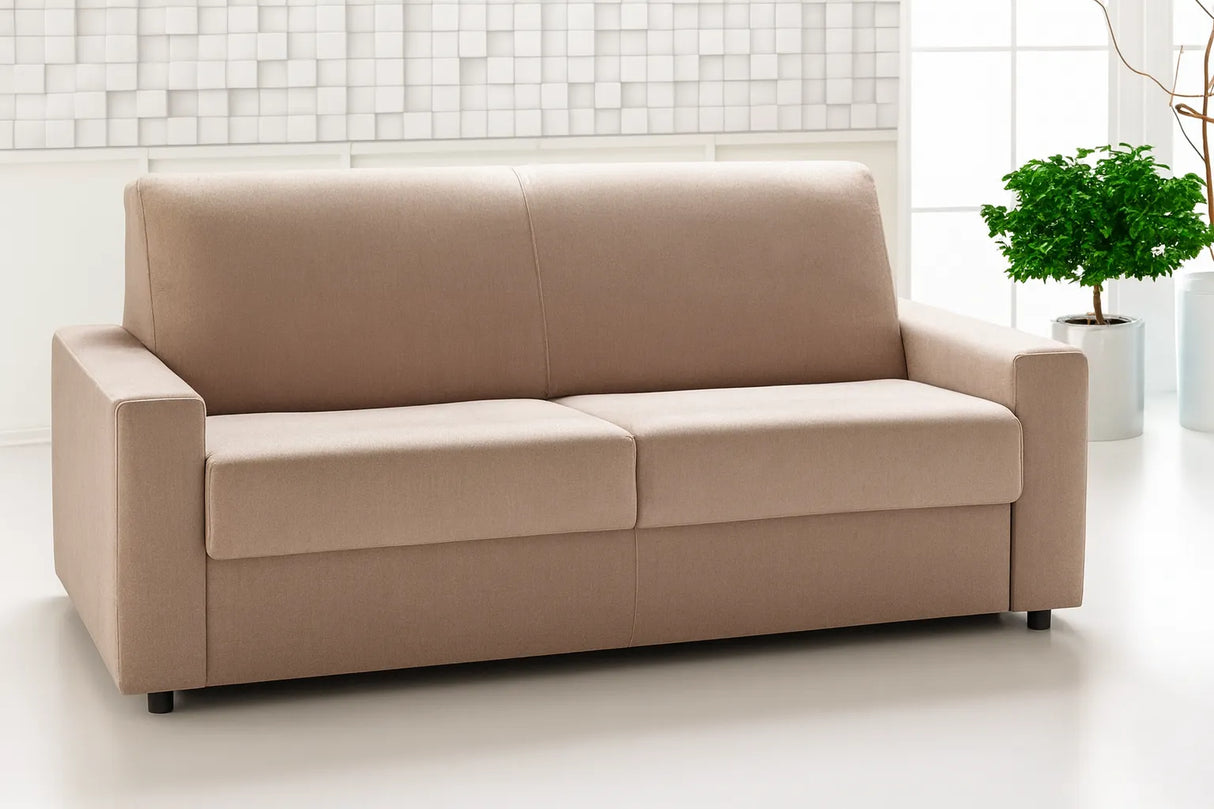 Divano letto in tessuto disponibile in vari colori con materasso alto, rete elettrosaldata, apertura a ribalta, struttura in metallo resistente e vano portacuscini integrato.