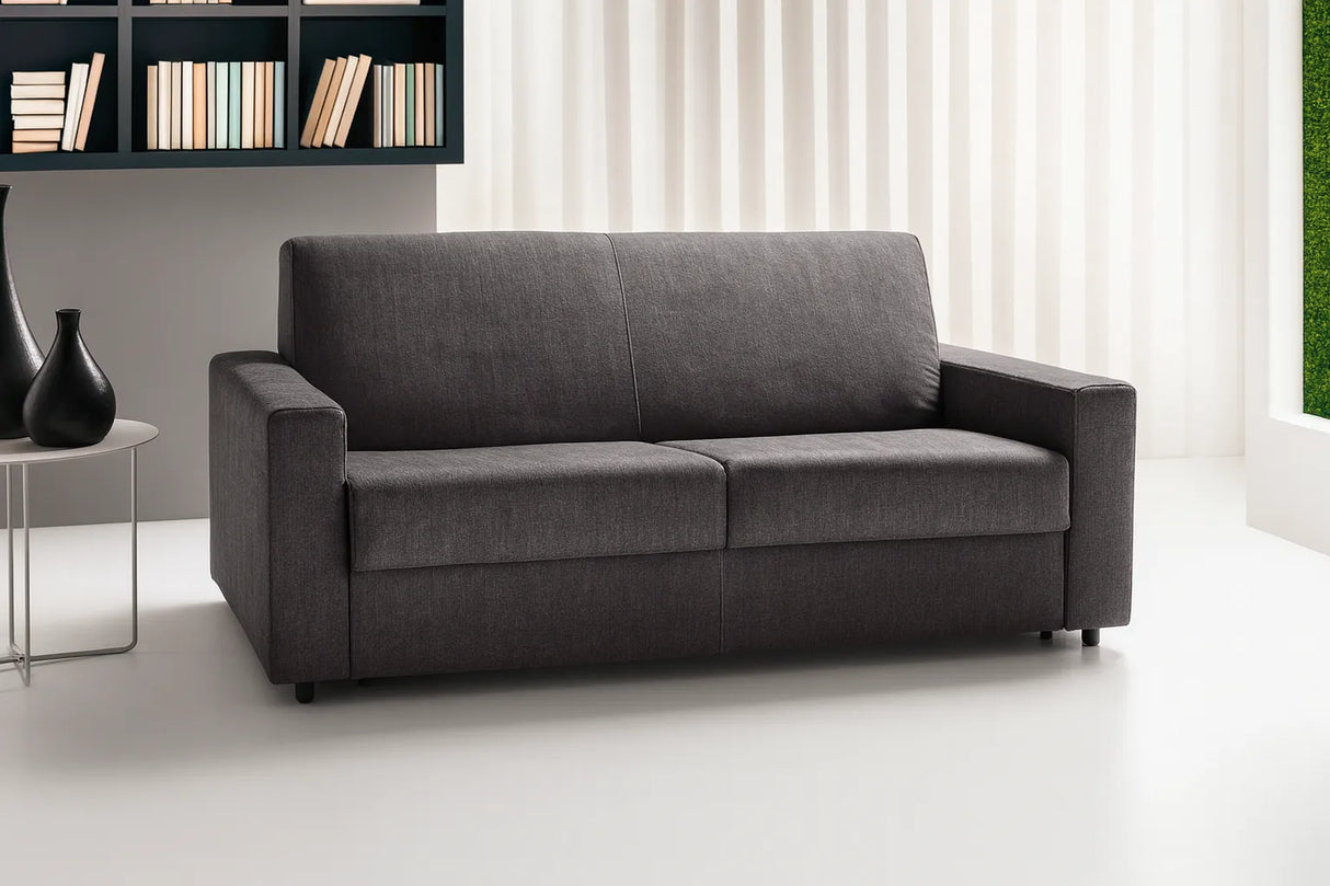 Divano letto in tessuto disponibile in vari colori con materasso alto, rete elettrosaldata, apertura a ribalta, struttura in metallo resistente e vano portacuscini integrato.