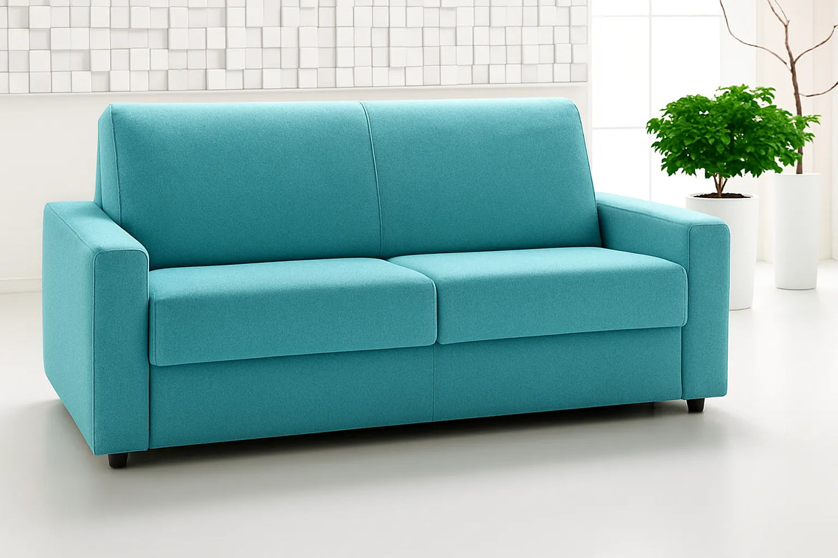 Divano letto in tessuto disponibile in vari colori con materasso alto, rete elettrosaldata, apertura a ribalta, struttura in metallo resistente e vano portacuscini integrato.