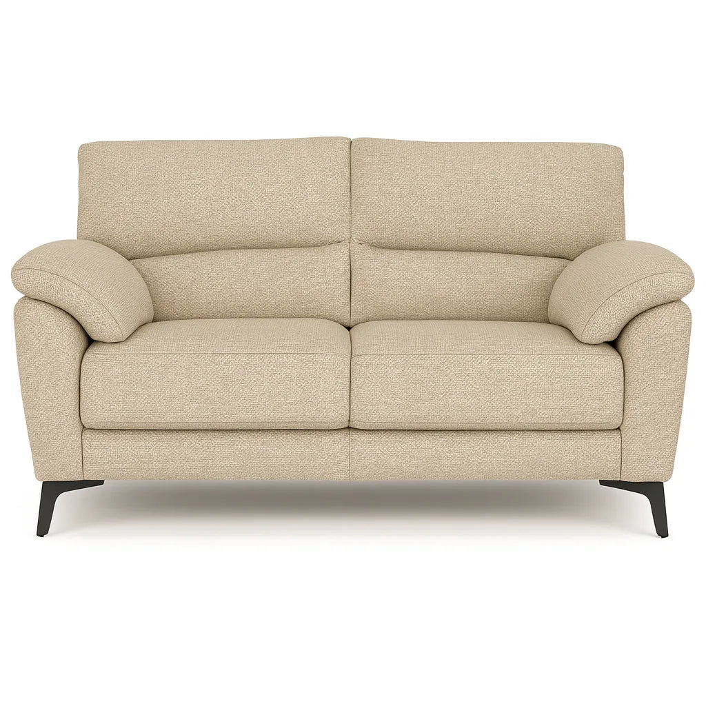 Divano Mira in tessuto lavabile con struttura in legno massello e piedini in metallo, design italiano elegante e moderno.