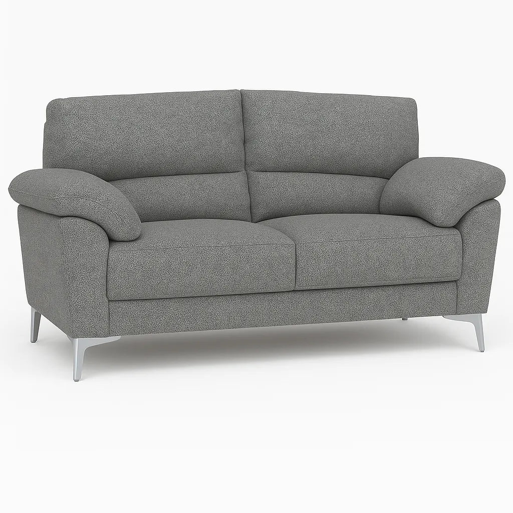 Divano Mira in tessuto lavabile con struttura in legno massello e piedini in metallo, design italiano elegante e moderno.