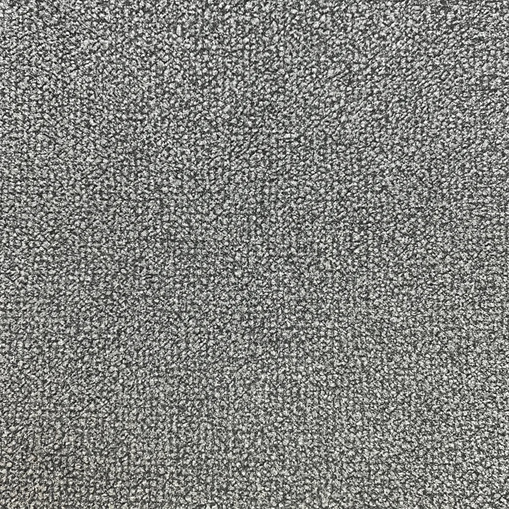 Divano Mira in tessuto lavabile con struttura in legno massello e piedini in metallo, design italiano elegante e moderno.