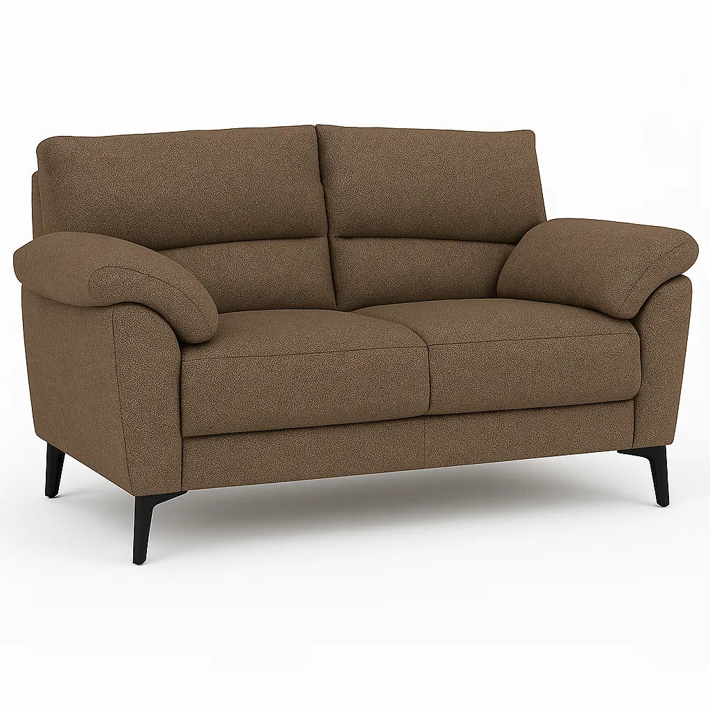 Divano Mira in tessuto lavabile con struttura in legno massello e piedini in metallo, design italiano elegante e moderno.