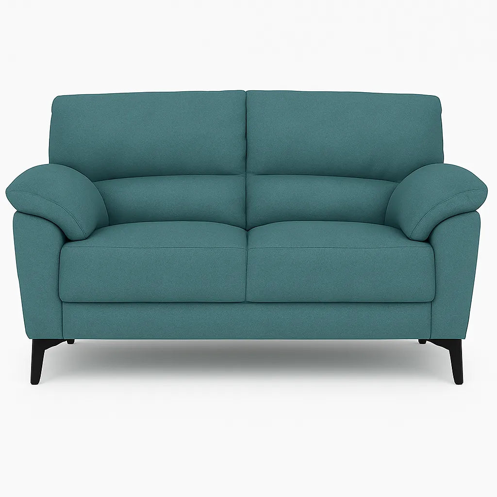 Divano Mira in tessuto lavabile con struttura in legno massello e piedini in metallo, design italiano elegante e moderno.