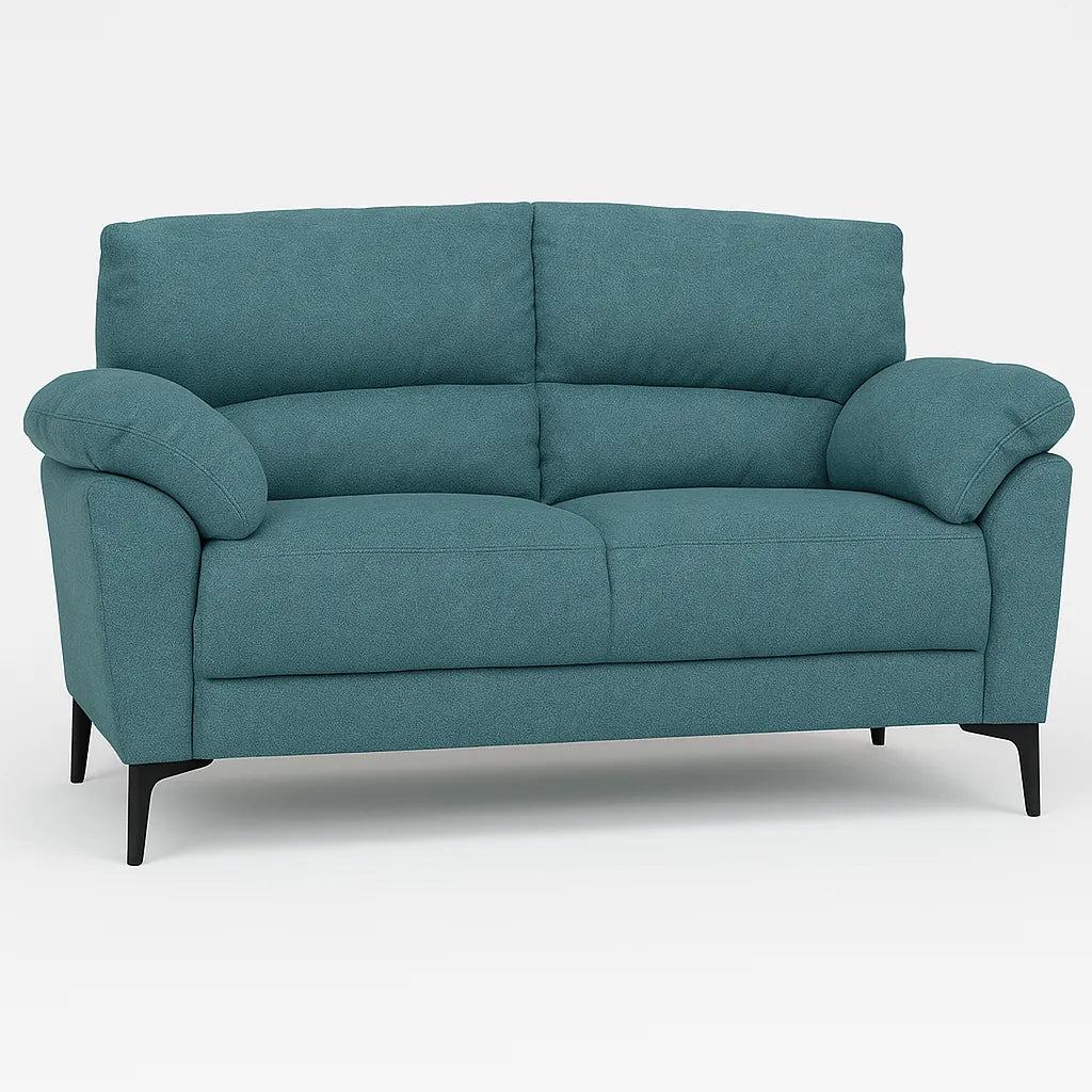 Divano Mira in tessuto lavabile con struttura in legno massello e piedini in metallo, design italiano elegante e moderno.