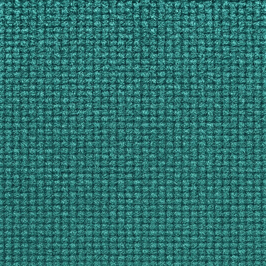 Divano Mira in tessuto lavabile con struttura in legno massello e piedini in metallo, design italiano elegante e moderno.