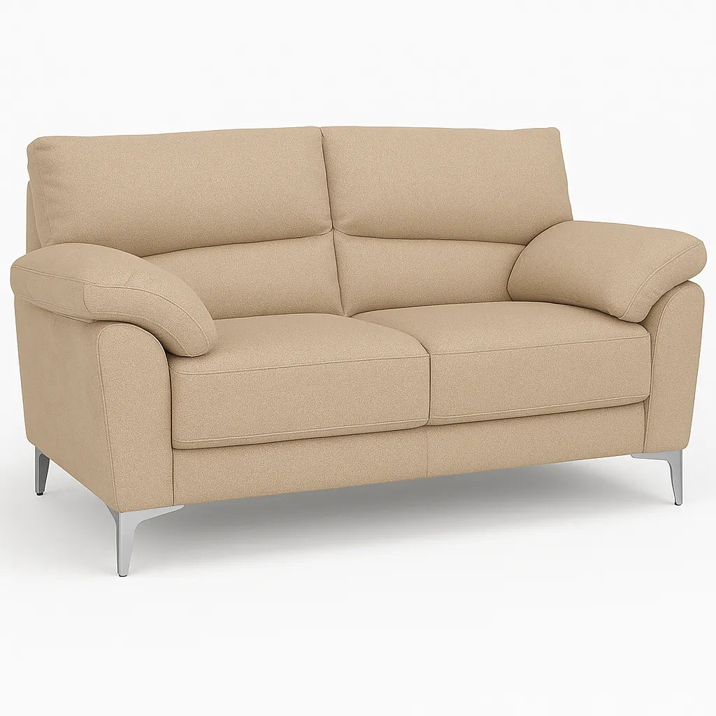 Divano Mira in tessuto lavabile con struttura in legno massello e piedini in metallo, design italiano elegante e moderno.