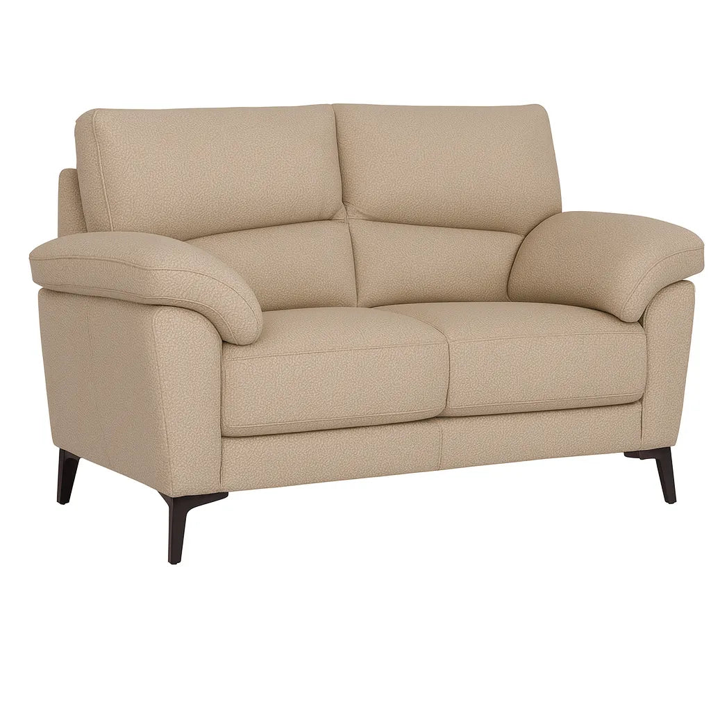 Divano Mira in tessuto lavabile con struttura in legno massello e piedini in metallo, design italiano elegante e moderno.