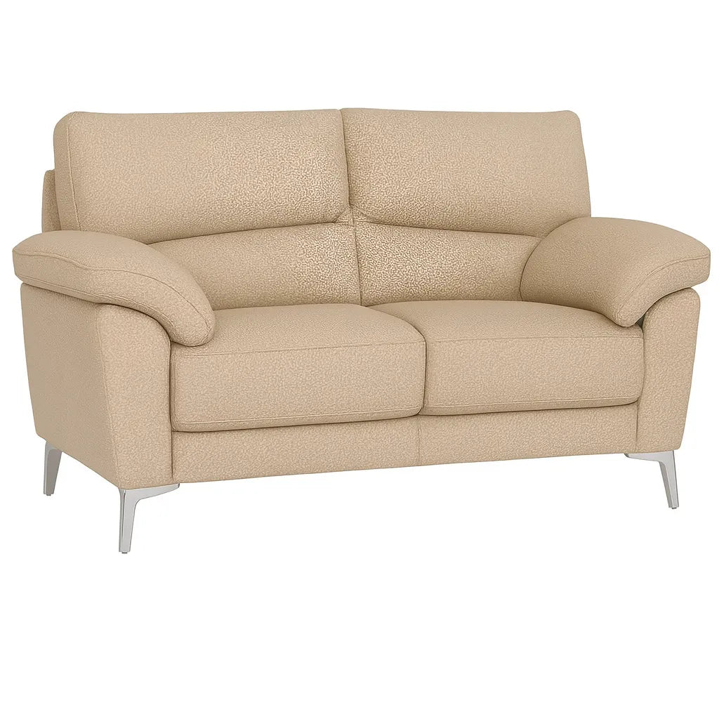 Divano Mira in tessuto lavabile con struttura in legno massello e piedini in metallo, design italiano elegante e moderno.