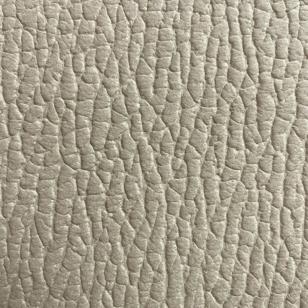 Divano Mira in tessuto lavabile con struttura in legno massello e piedini in metallo, design italiano elegante e moderno.