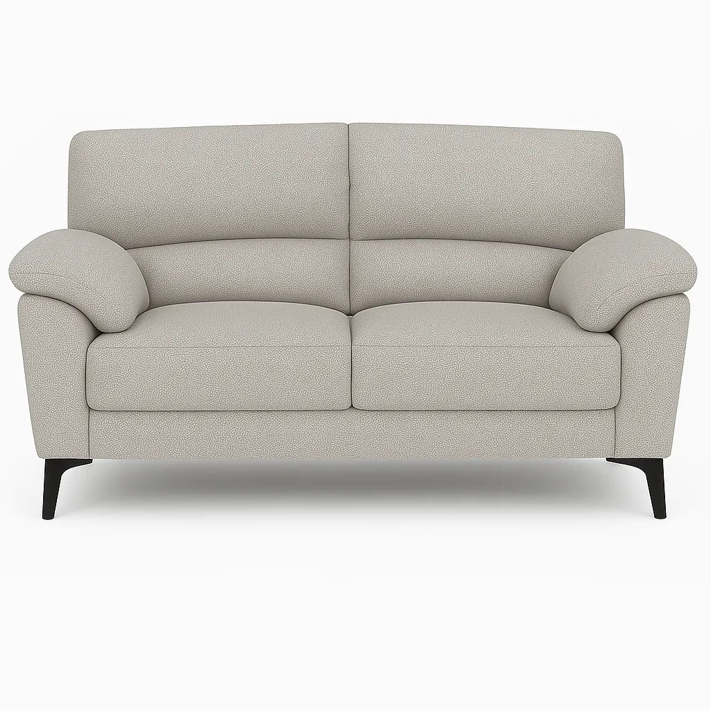 Divano Mira in tessuto lavabile con struttura in legno massello e piedini in metallo, design italiano elegante e moderno.