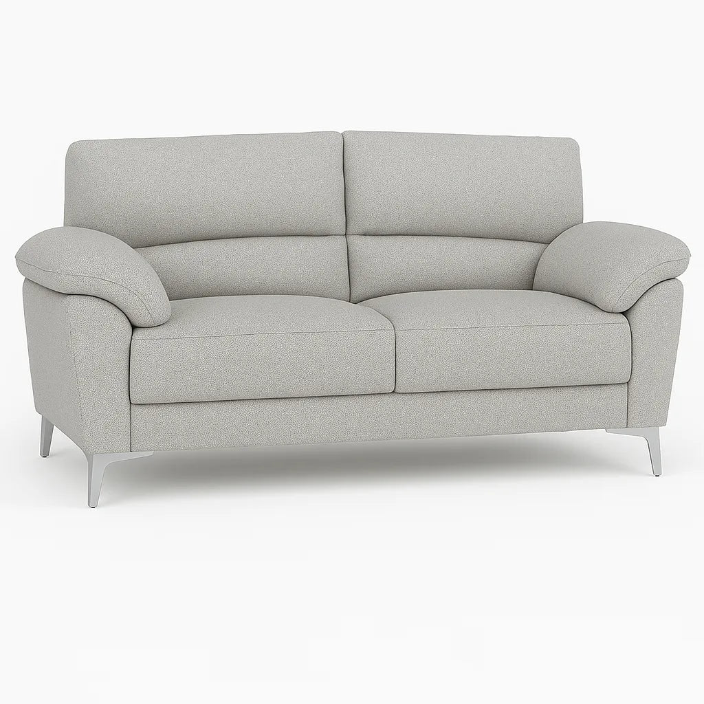 Divano Mira in tessuto lavabile con struttura in legno massello e piedini in metallo, design italiano elegante e moderno.