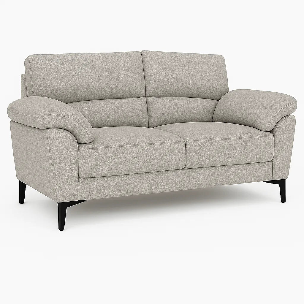 Divano Mira in tessuto lavabile con struttura in legno massello e piedini in metallo, design italiano elegante e moderno.