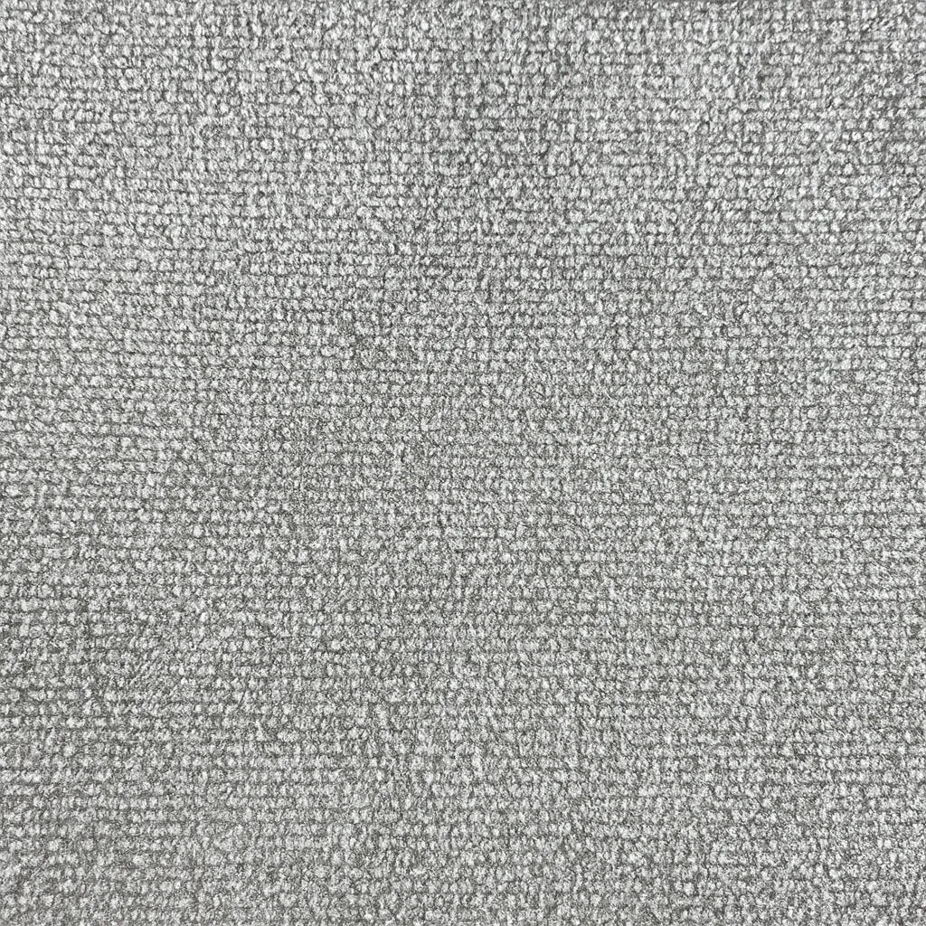 Divano Mira in tessuto lavabile con struttura in legno massello e piedini in metallo, design italiano elegante e moderno.