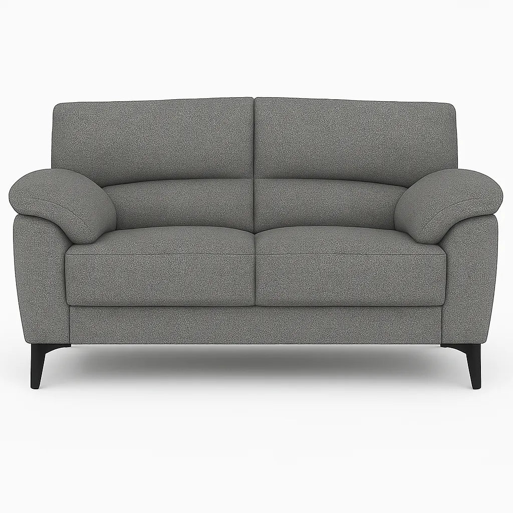 Divano Mira in tessuto lavabile con struttura in legno massello e piedini in metallo, design italiano elegante e moderno.