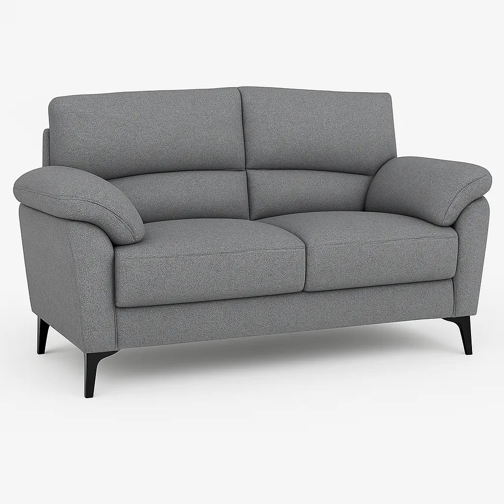 Divano Mira in tessuto lavabile con struttura in legno massello e piedini in metallo, design italiano elegante e moderno.