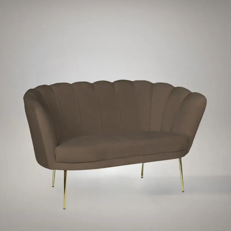 Divano due posti Orel in velluto caffè con struttura a conchiglia e piedi in ferro