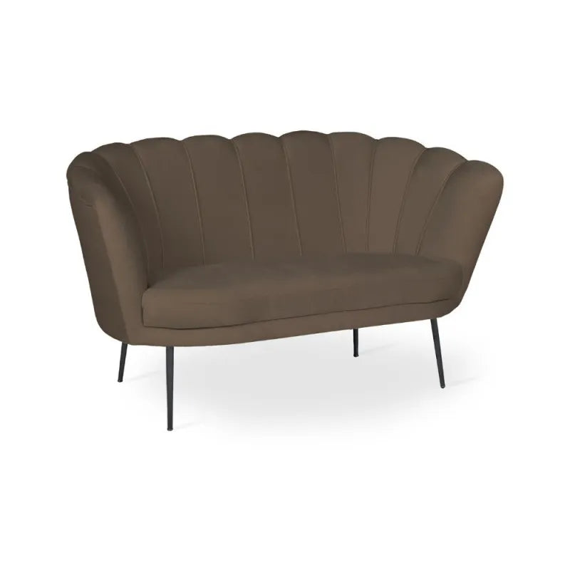 Divano due posti Orel in velluto caffè con struttura a conchiglia e piedi in ferro