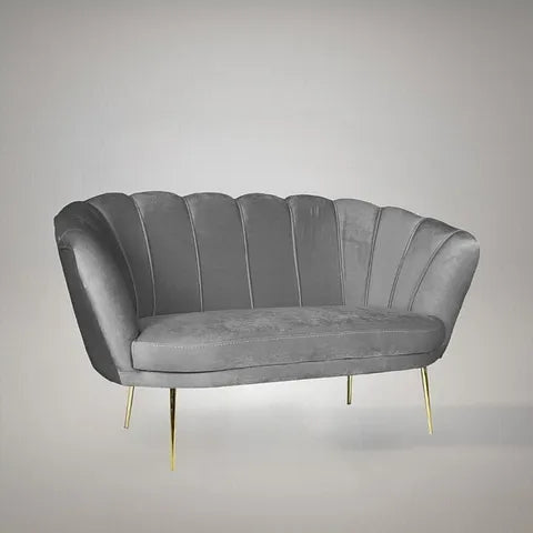 Divano due posti Orel in velluto grigio con struttura a conchiglia e piedi in ferro