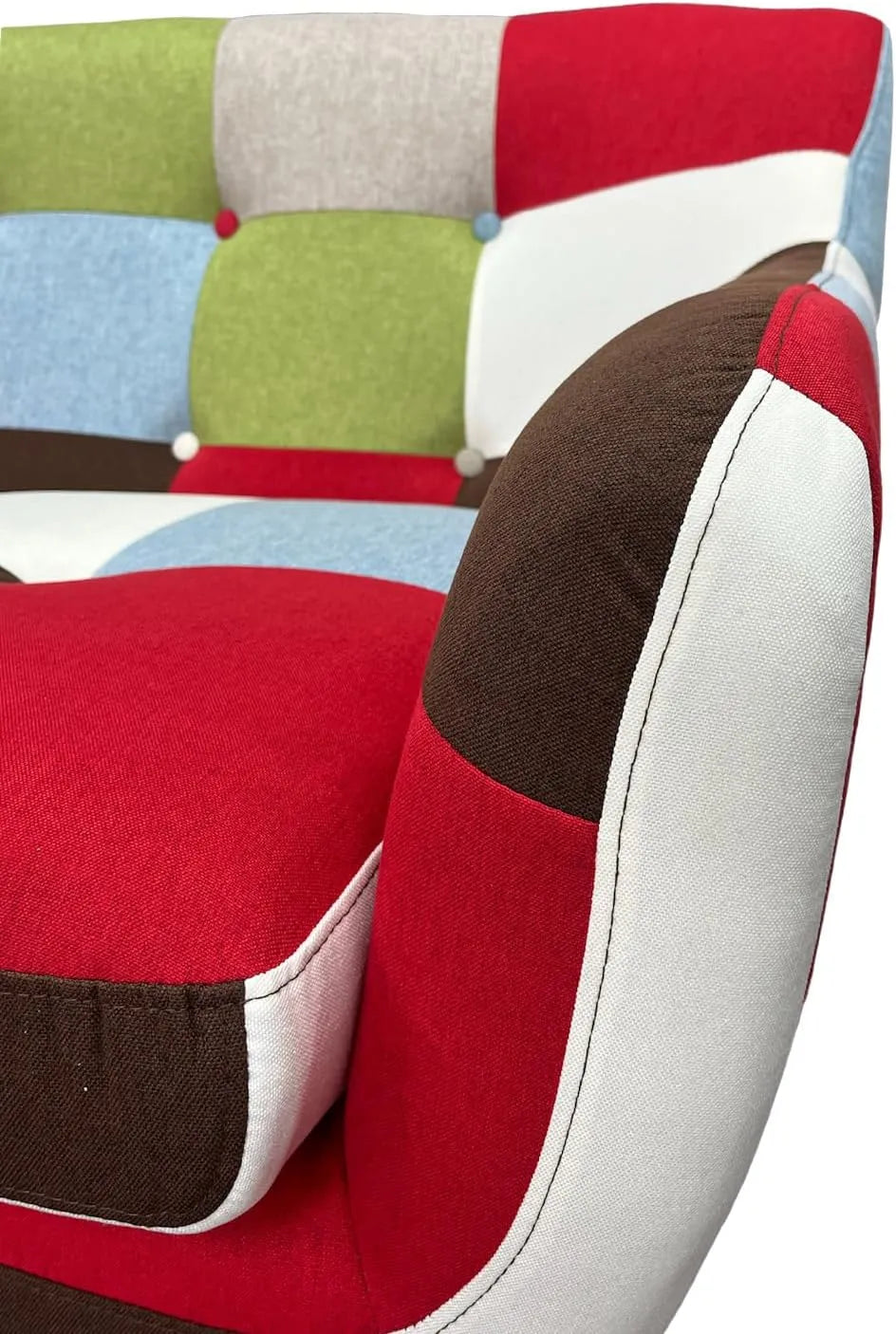 Divano Patchwork 3 posti in tessuto colorato con cuscini sfoderabili, braccioli imbottiti e stile boho vintage. Ideale per ambienti creativi e moderni.