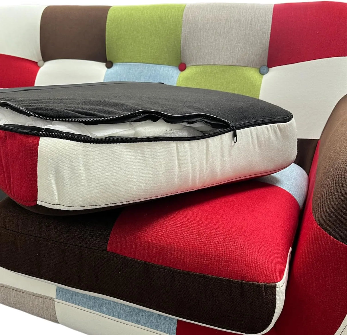 Divano Patchwork 3 posti in tessuto colorato con cuscini sfoderabili, braccioli imbottiti e stile boho vintage. Ideale per ambienti creativi e moderni.