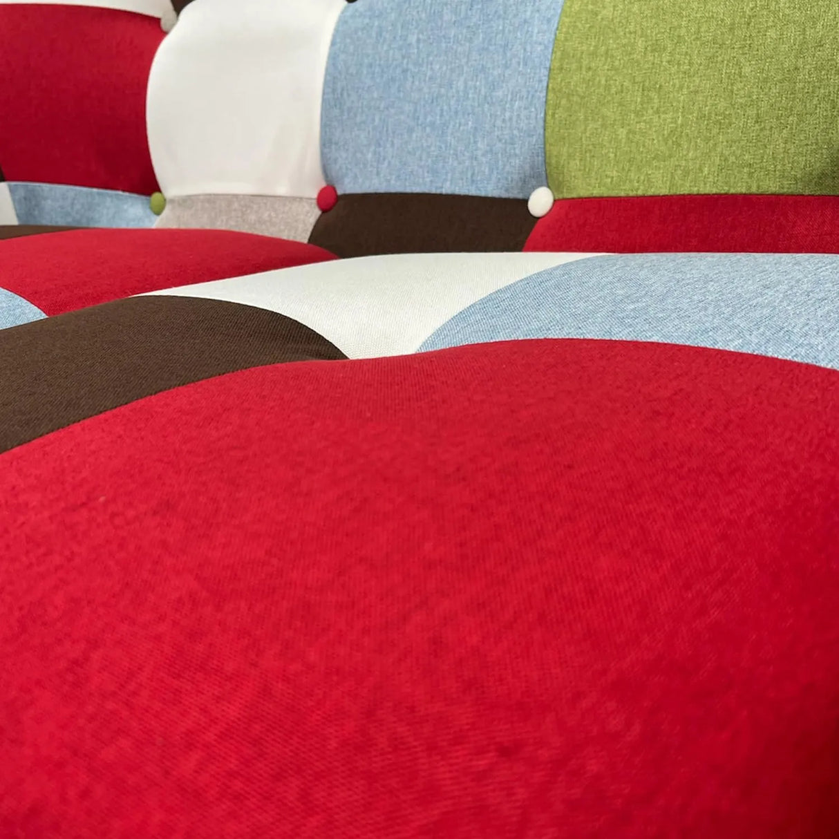 Divano Patchwork 3 posti in tessuto colorato con cuscini sfoderabili, braccioli imbottiti e stile boho vintage. Ideale per ambienti creativi e moderni.