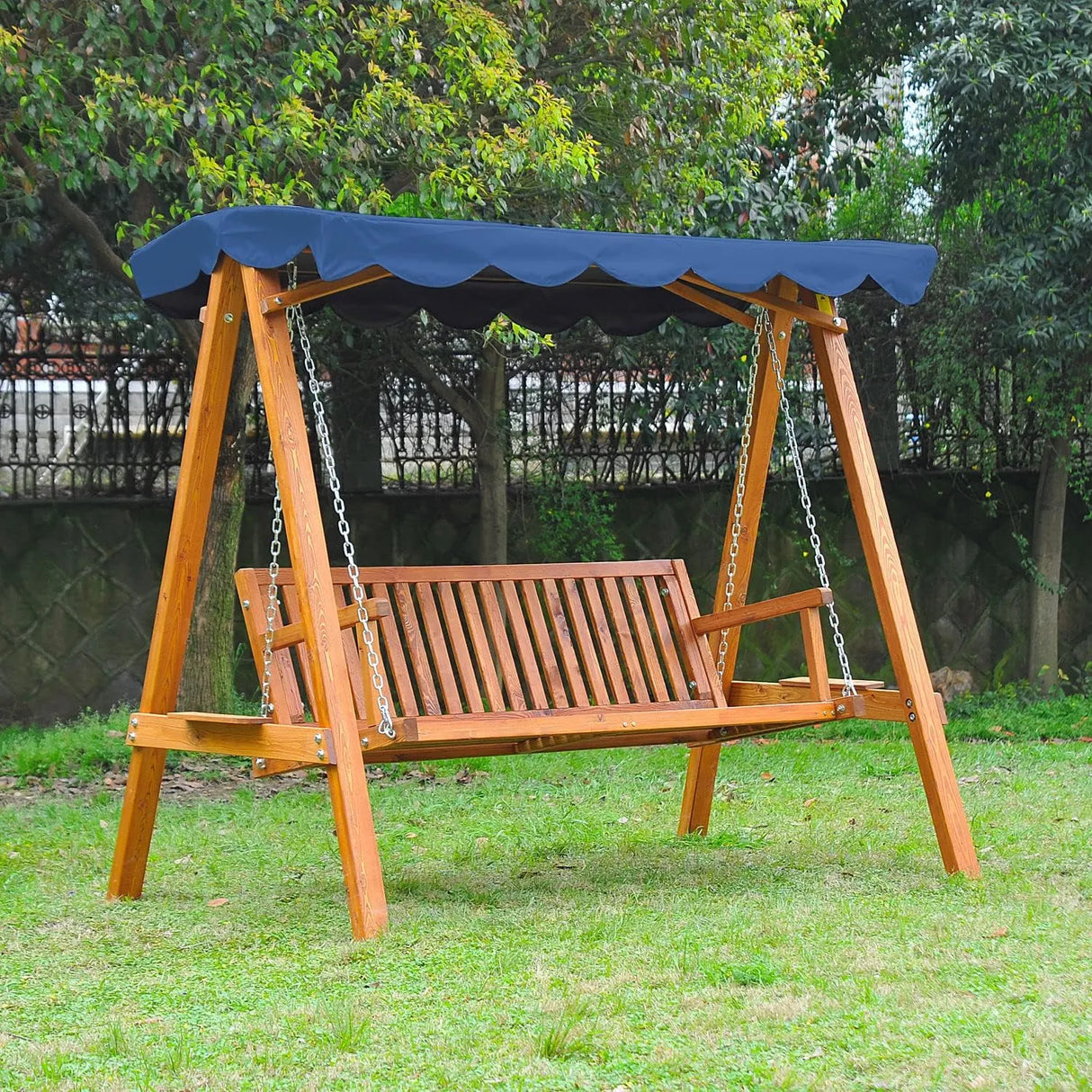 Dondolo da giardino Sunny a 3 posti in legno di pino con tettuccio blu regolabile. Stile classico, struttura robusta e comfort per spazi esterni.