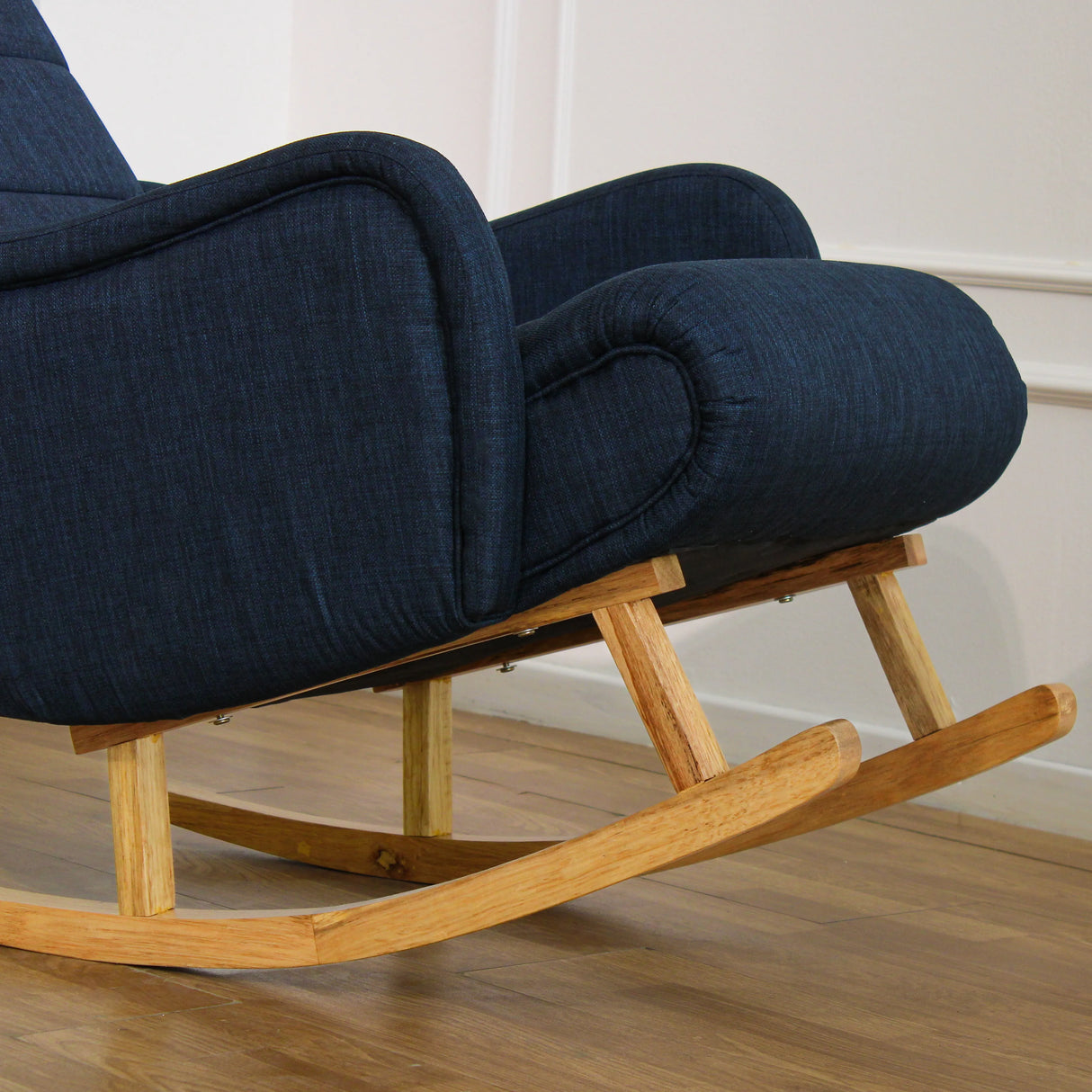 Dondolo Giulietta in legno con schienale ergonomico e rivestimento in cotone. Design classico per interni eleganti e spazi relax coperti.