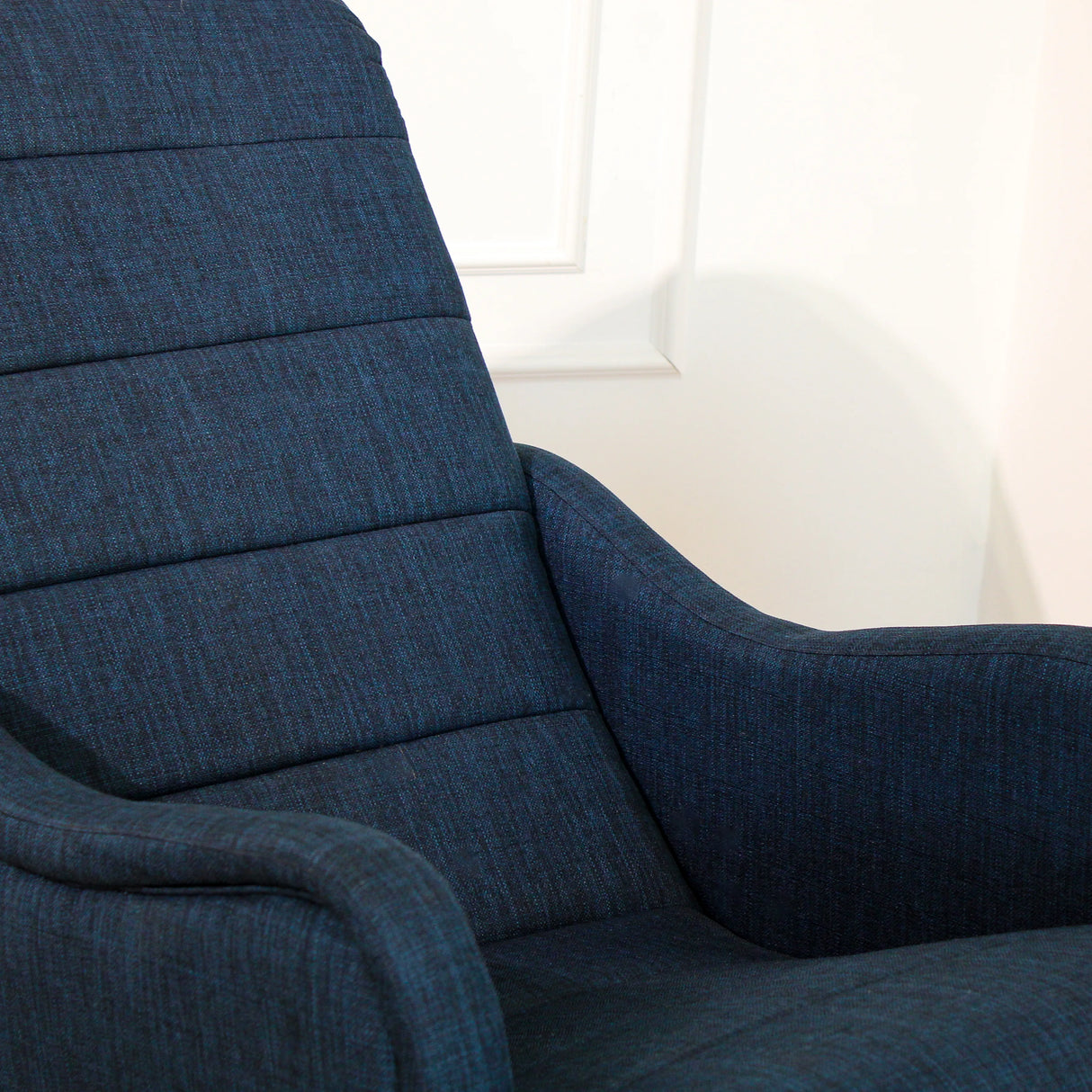 Dondolo Giulietta in legno con schienale ergonomico e rivestimento in cotone. Design classico per interni eleganti e spazi relax coperti.